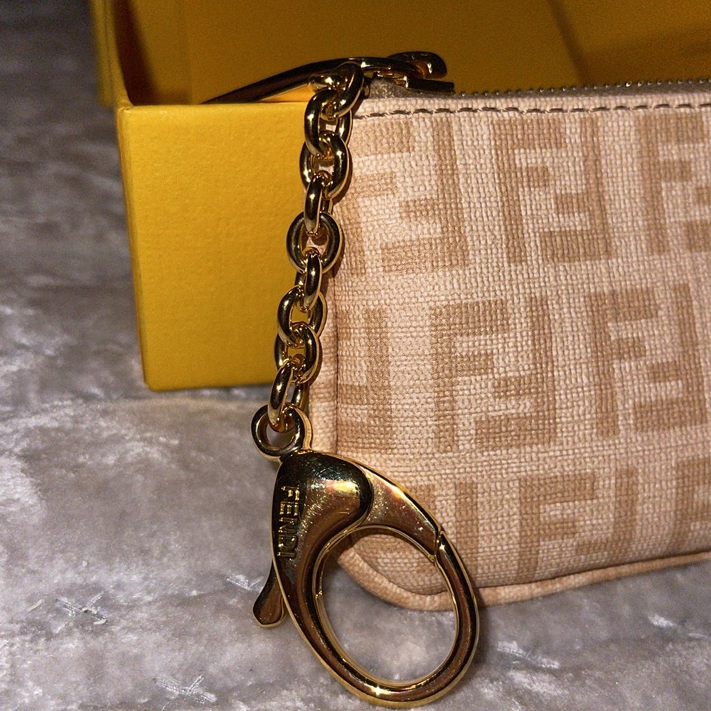 Fendi Preloved Coín key purse excellent condition color beige. - Picture 3 of 8